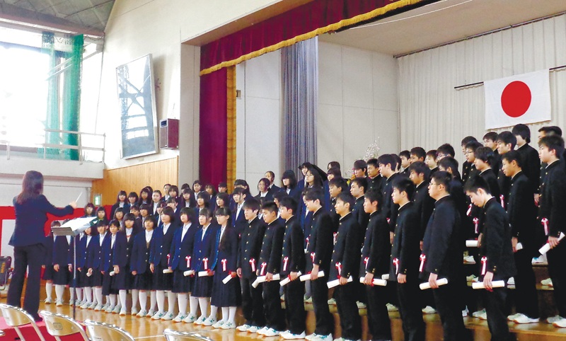 『巣立ちの歌』を合唱する卒業生たち＝2015年3月17日、長野県飯田市　©朝日新聞社