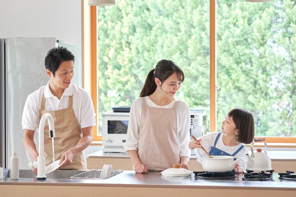 キッチンに立つ親子のイメージ