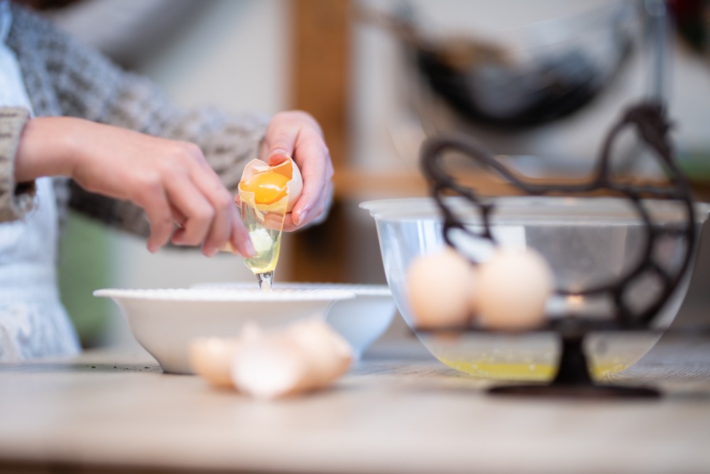 卵を割る子どものイメージ