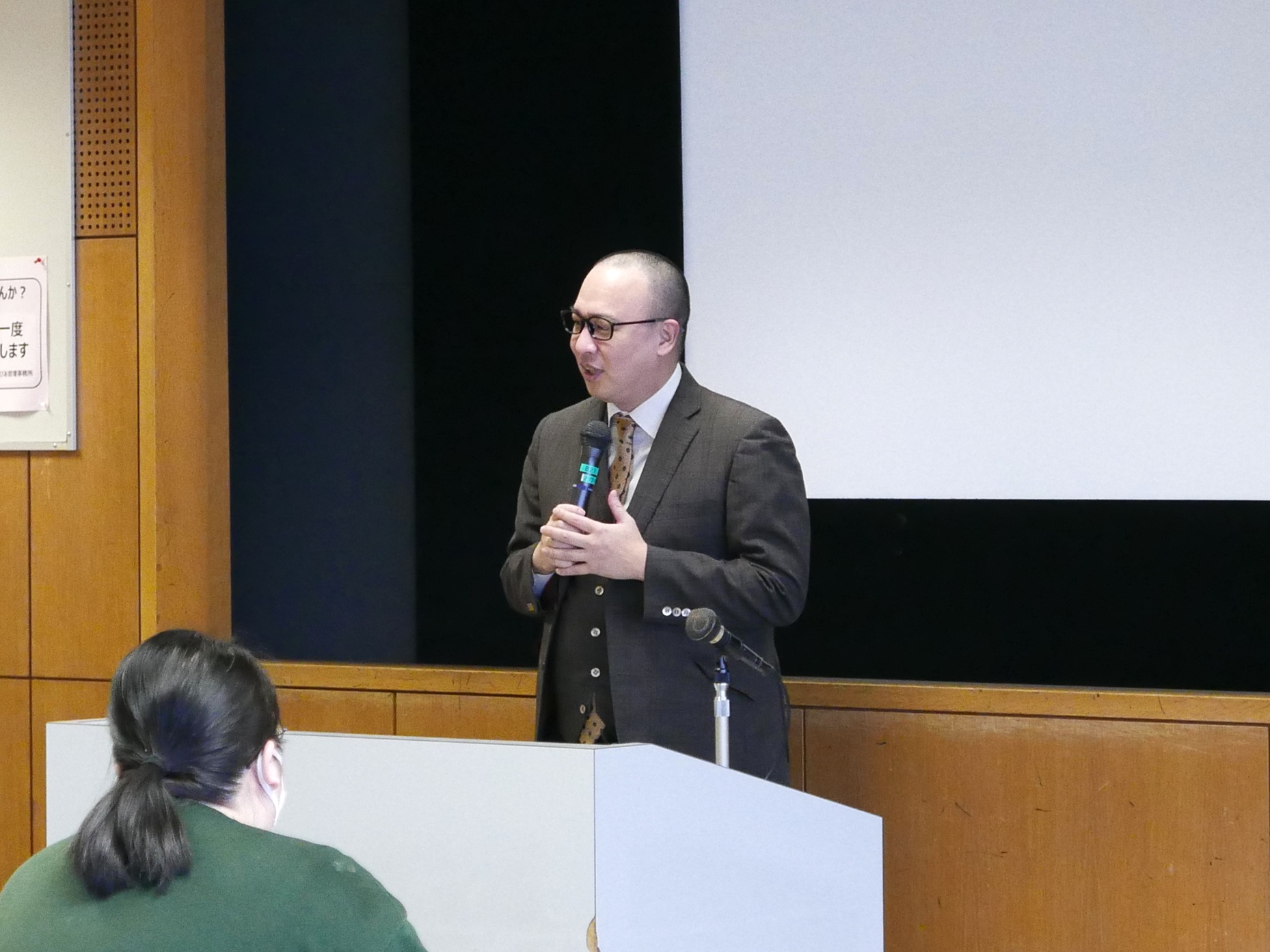 卒業生たちに語りかける不登校ジャーナリストの石井さん