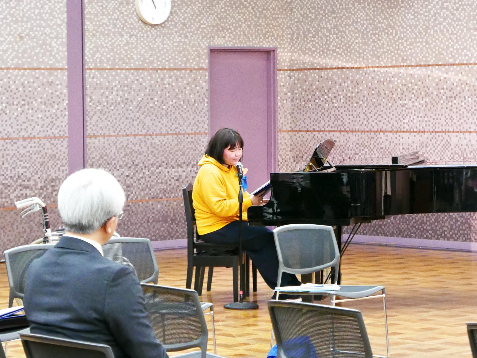 ピアノを弾く女性