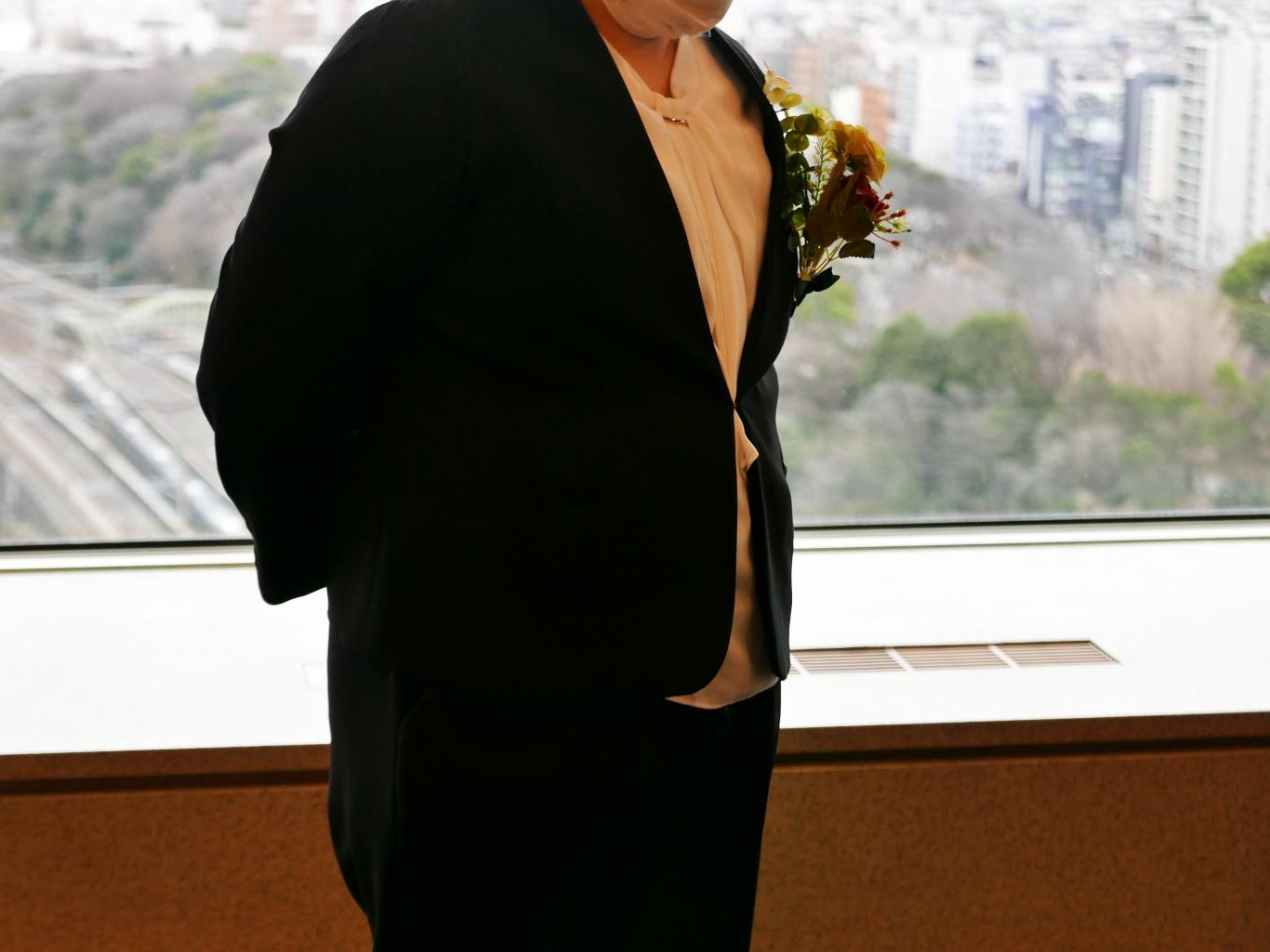 胸に自作のコサージュをつけた卒業生の女性