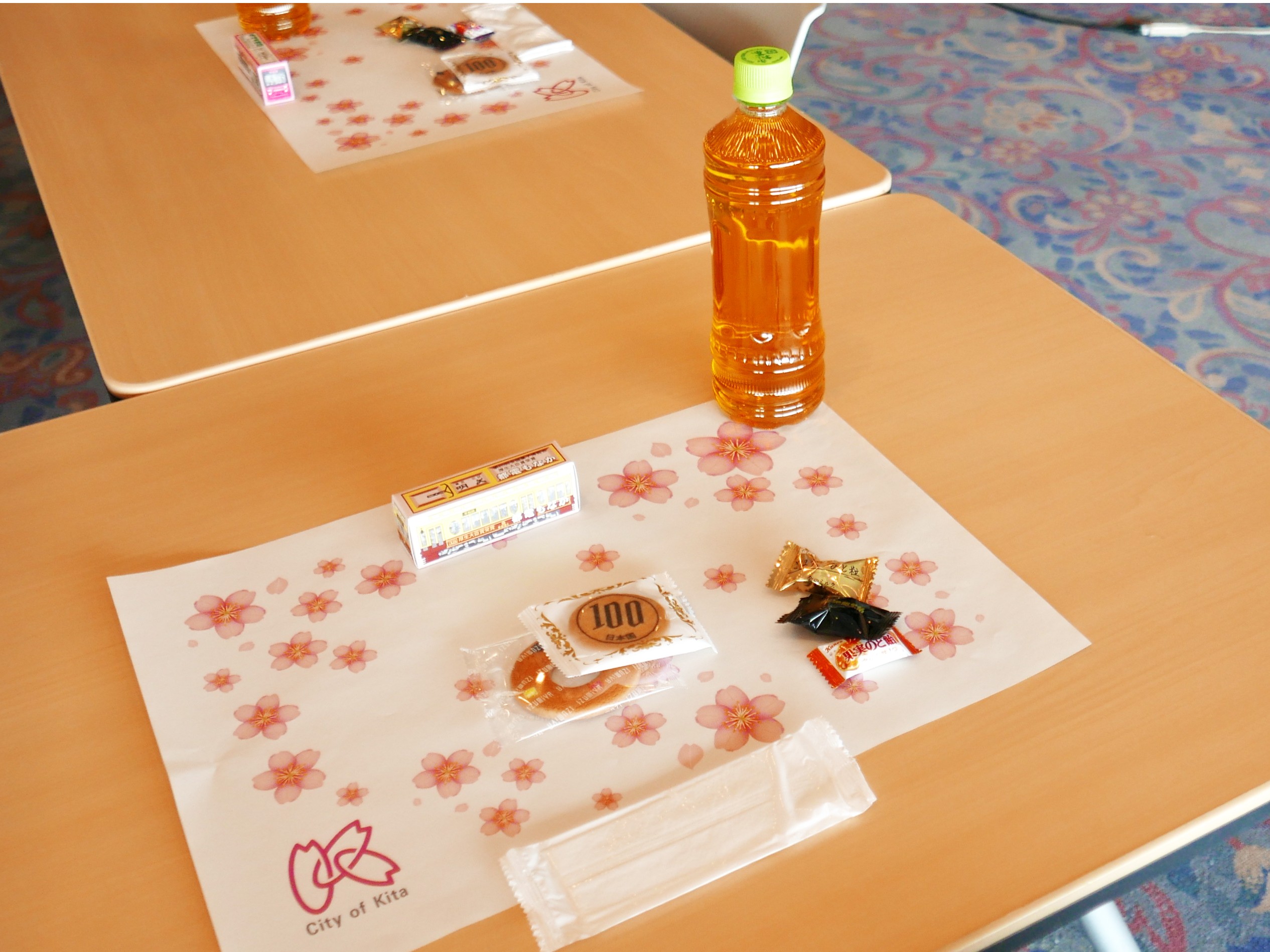 テーブルの上に並ぶ、お茶やお菓子