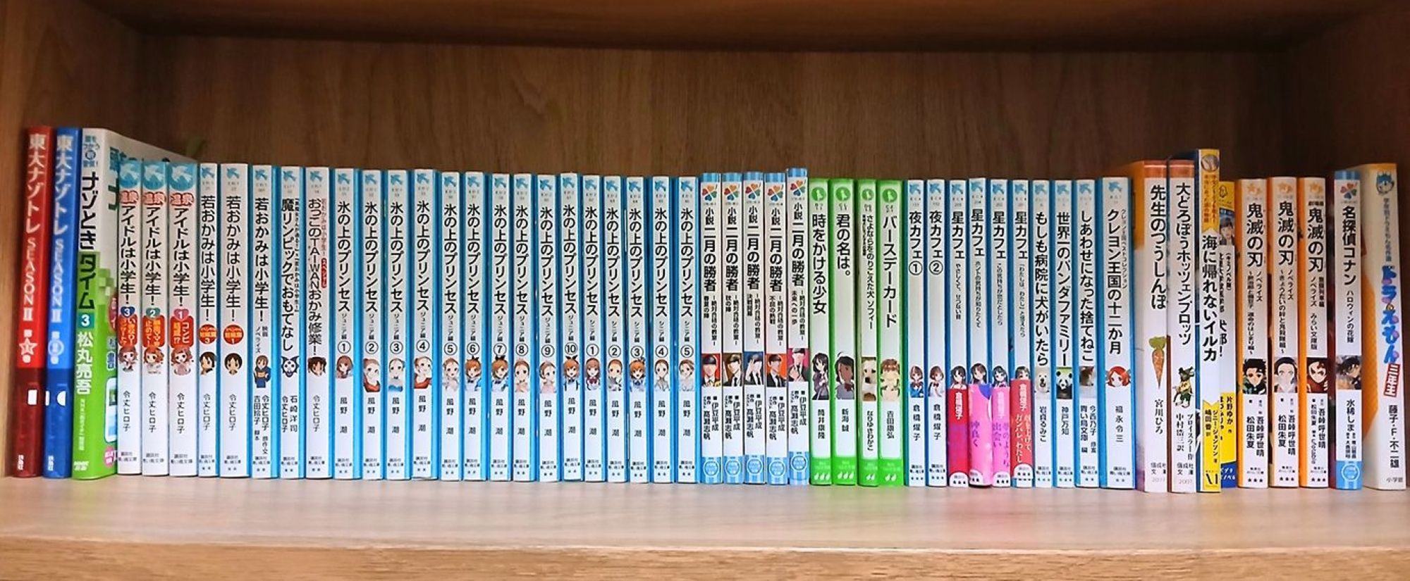 本棚に並ぶお気に入りの作品たち(Yさん提供)