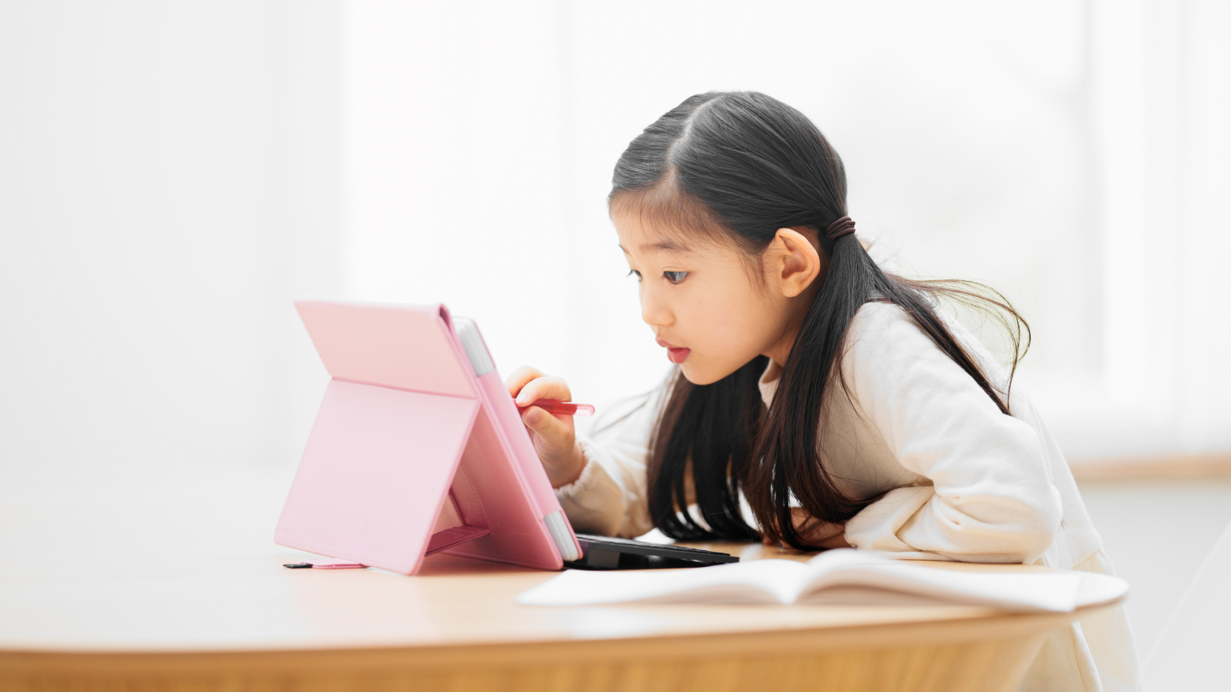 タブレット学習をする子ども