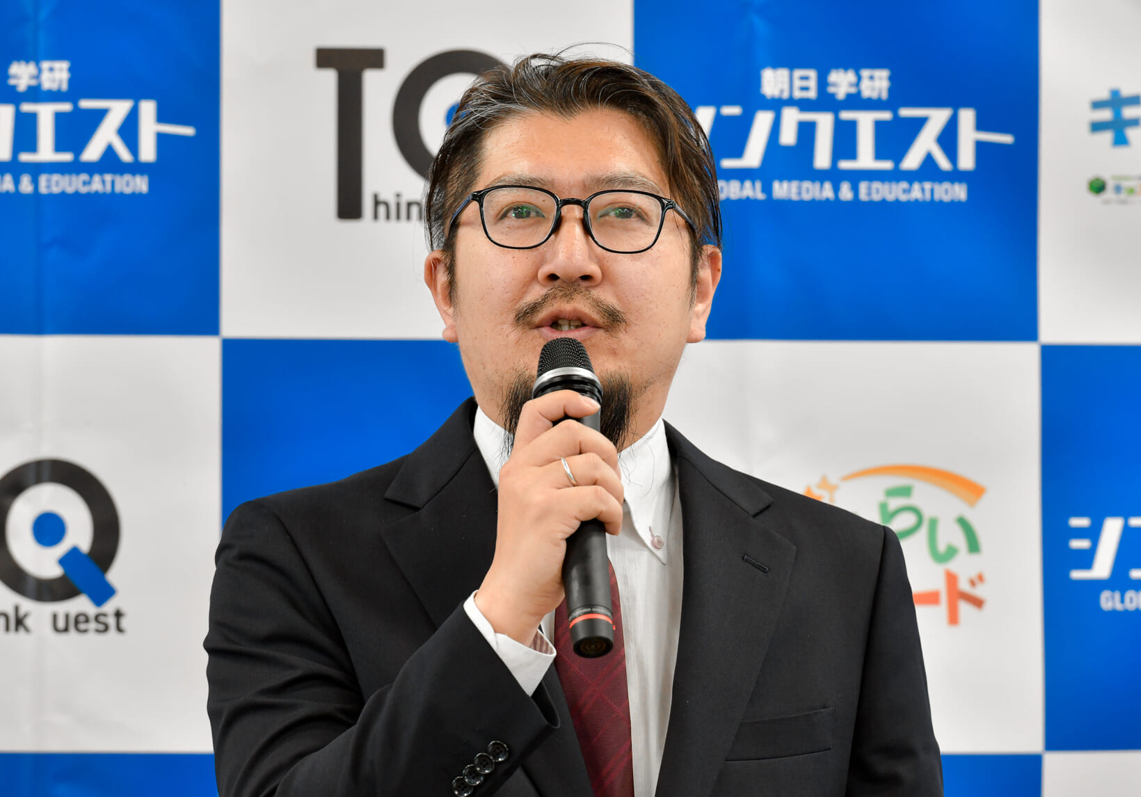 キッズみらいアワードで挨拶をする金野編集長