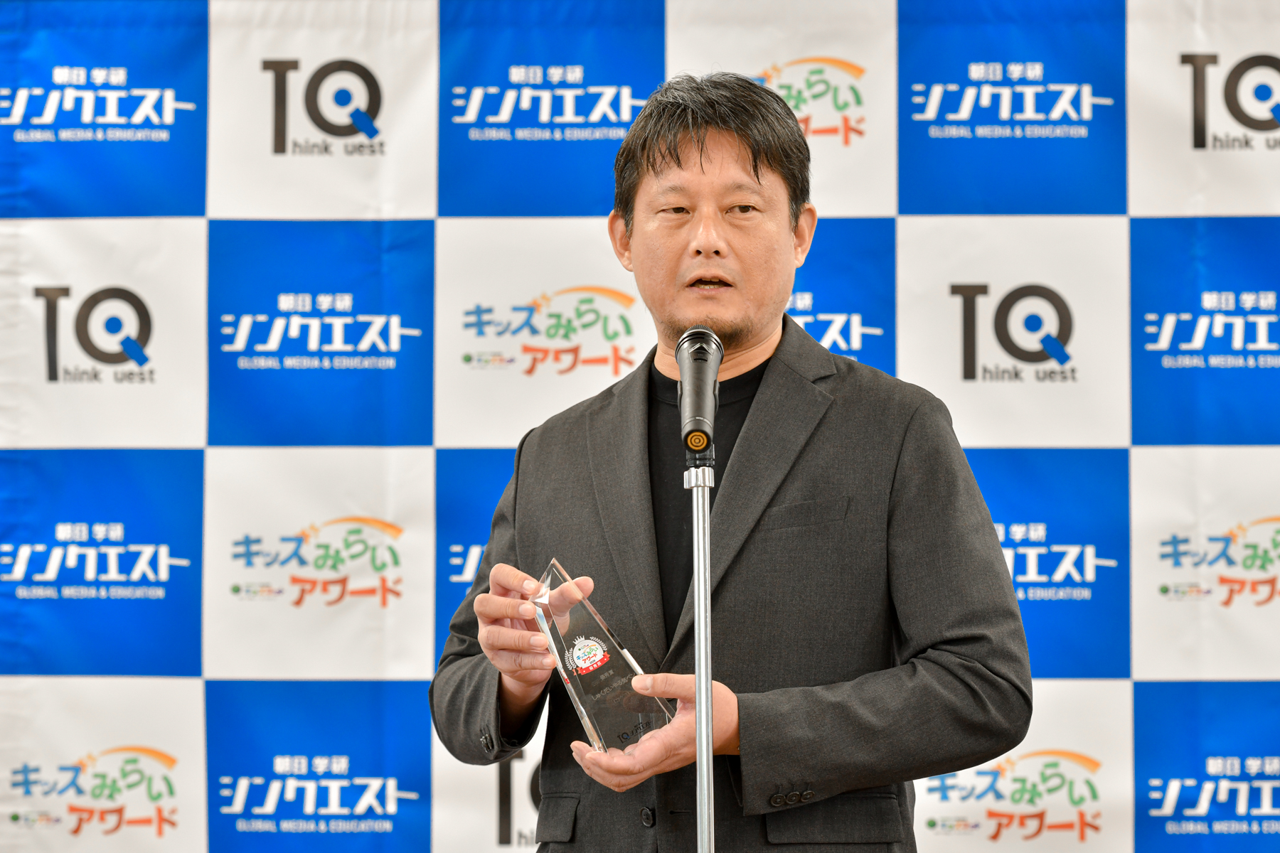 受賞の挨拶をするコクヨの中井さん