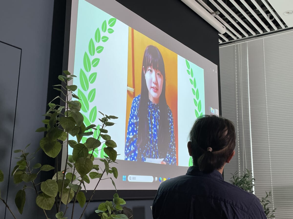 キッズネット編集部賞の受賞者の表彰の様子