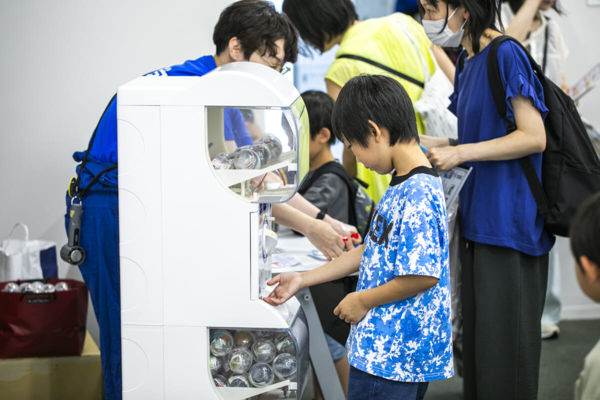 ガチャガチャを回す男の子