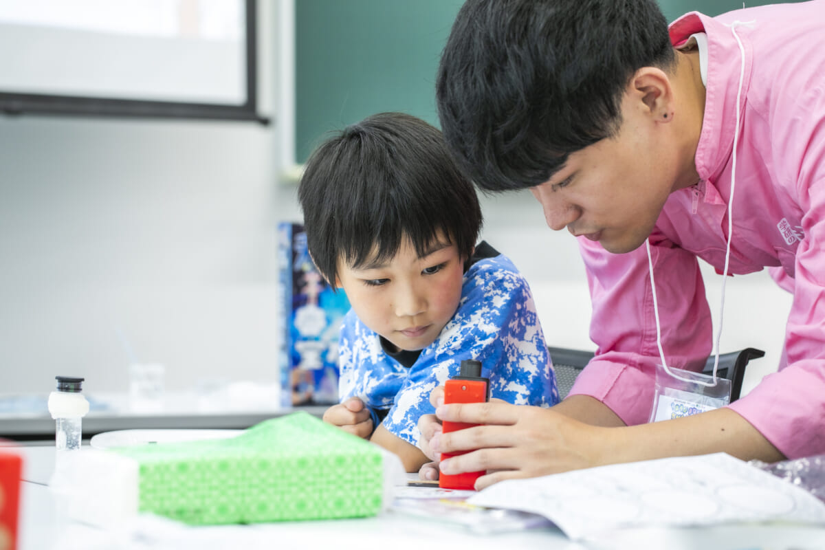 観察を手伝う男性