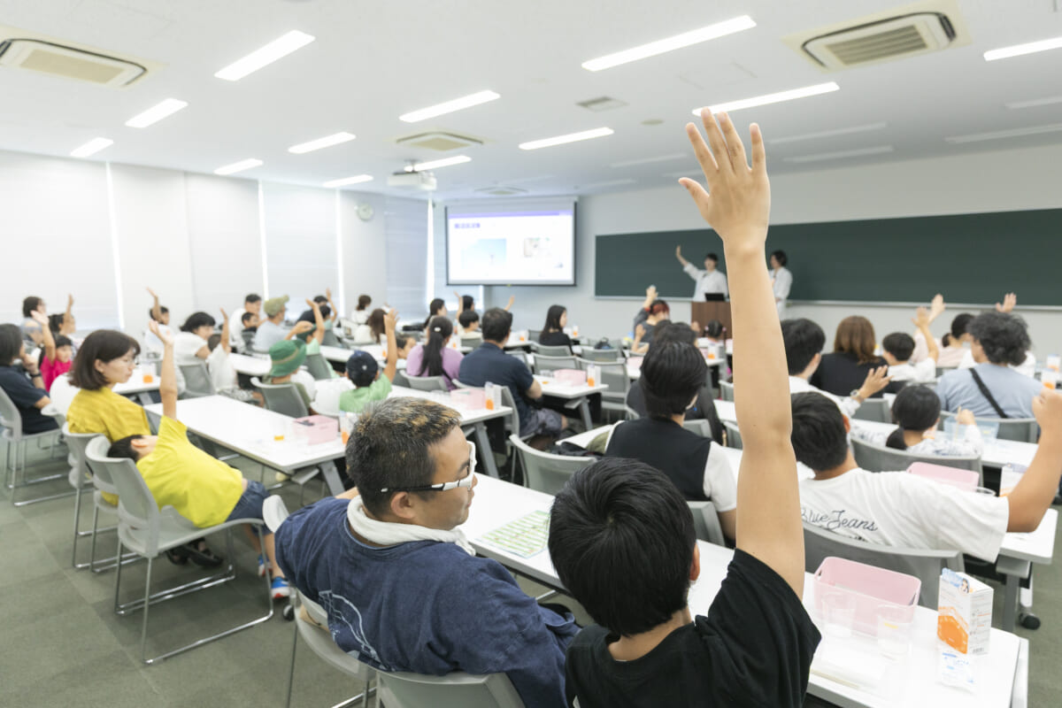 クイズに手を挙げる子どもたち