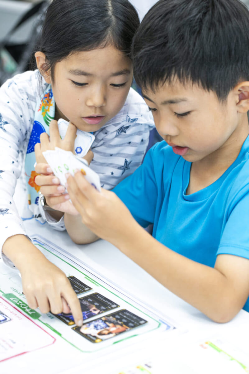 隣同士で相談する子どもたち