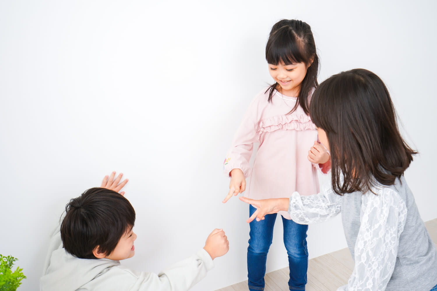 じゃんけんをする子どもたち