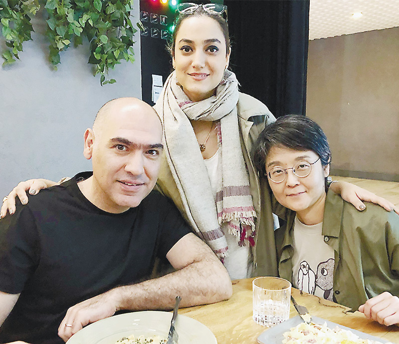 モルテザー・ザーヘディさん(左)とその妻(中央)と食事をともにした愛甲さん=2024年、イラン・テヘラン 愛甲さん提供