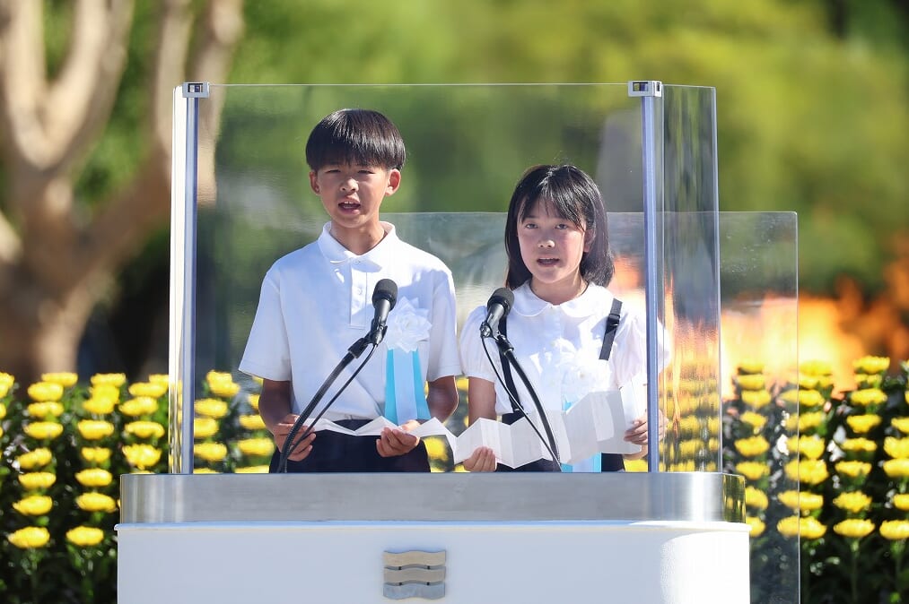 広島平和記念式典で平和への誓いを読み上げる河野さん(左)、柿崎さん