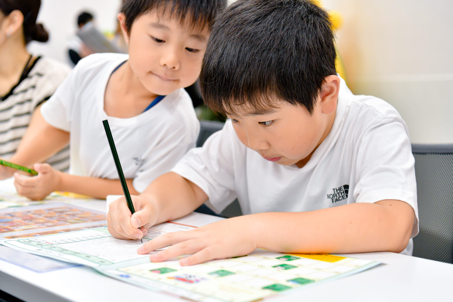 ワークに取り組む子ども