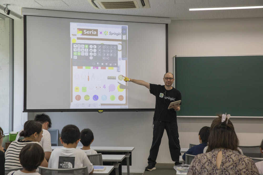 あそびまなびかがくラボのスプリンギン体験ワークショップでs先生がレクチャーする様子