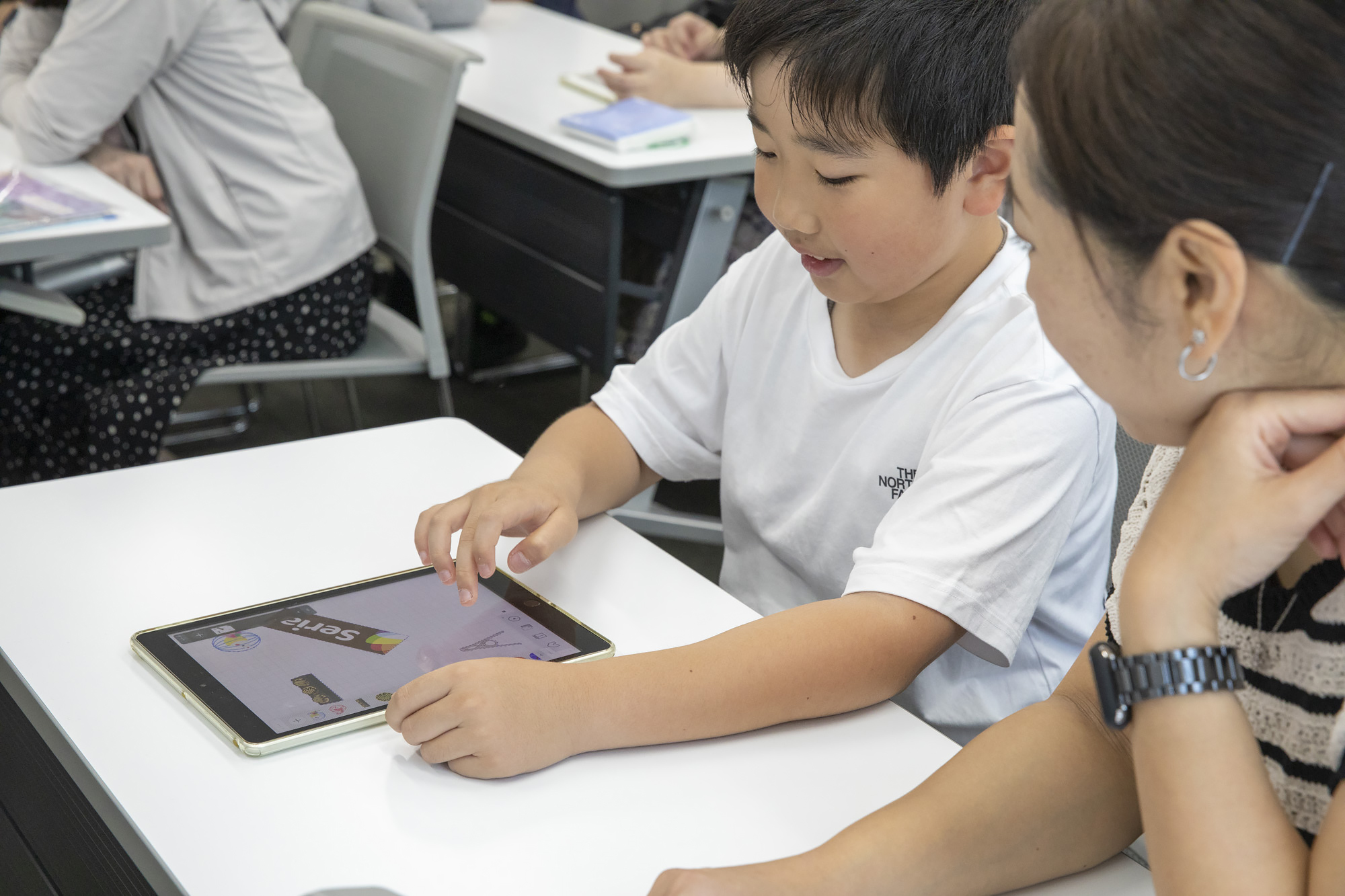 親に話しながらスプリンギンを操作する子ども