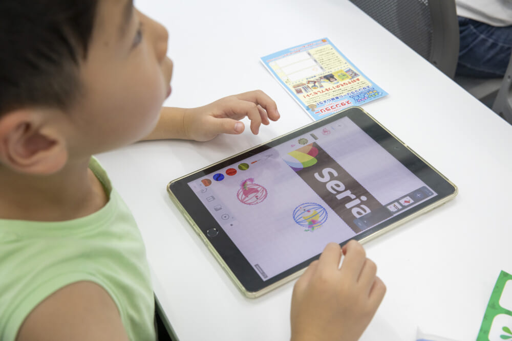 先生のレクチャーの通りに真似をして操作を進める子どもの様子