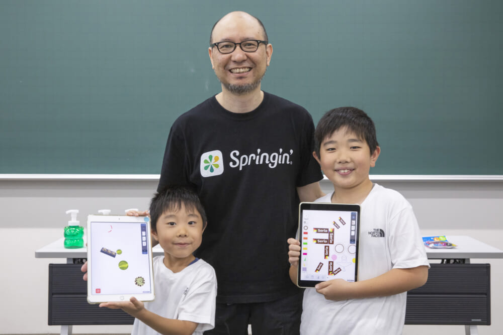 イベント講師のしゅんすけ先生を中心に、インタビューした探Qキッズの2人の子どものスリーショット