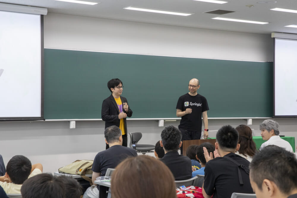 本イベント実況の風次さんと解説の中村さんがステージ上で話している様子。