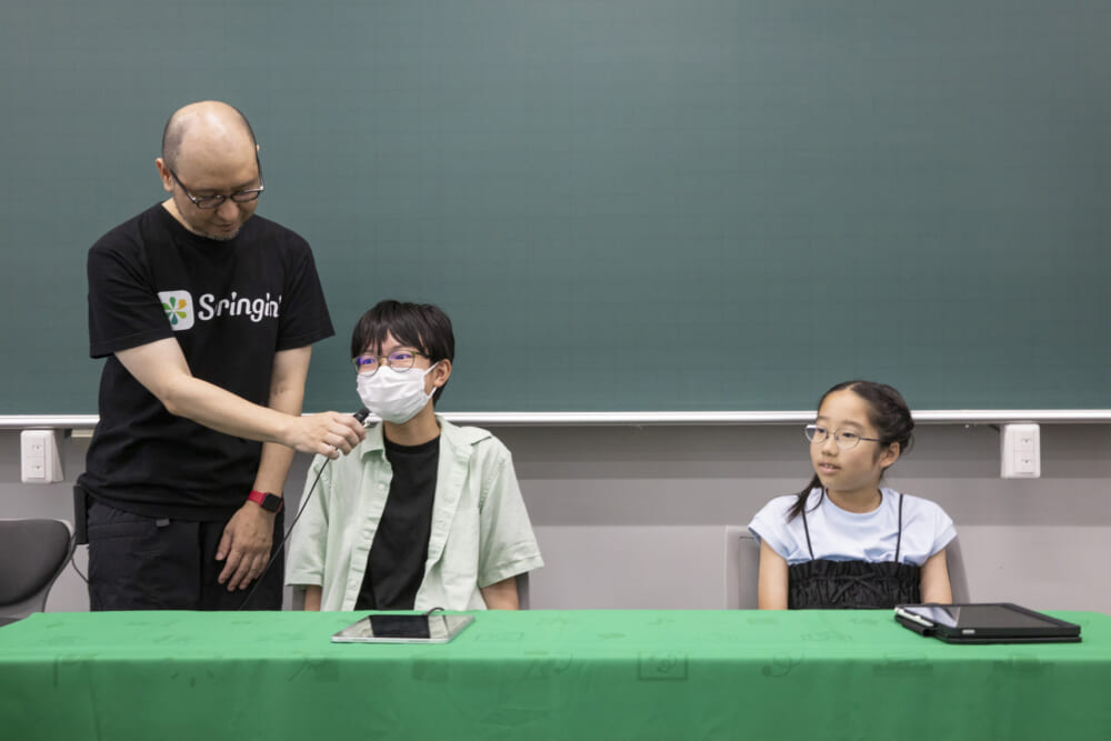 左に座る中学生のぱんくぅさんと右に座る小学生のソユーズさん。