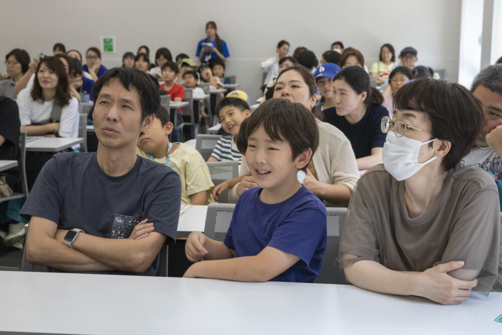 バトルの様子を観戦する親子
