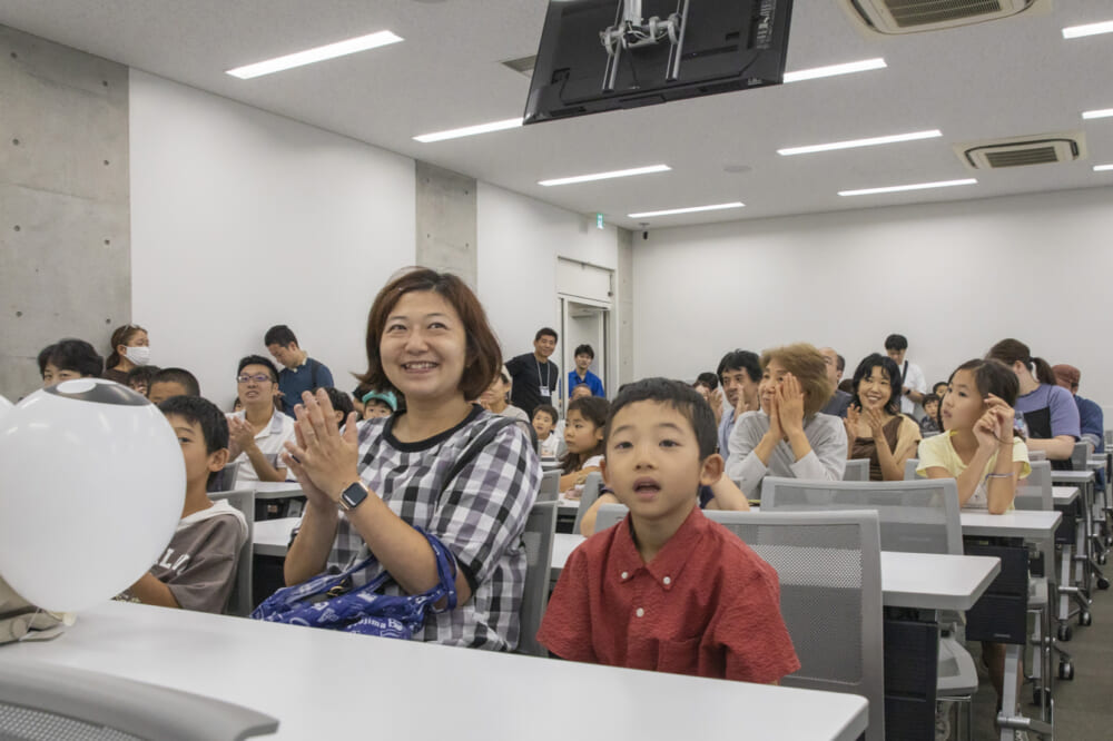 終了のカウントダウンをする観戦者の親子