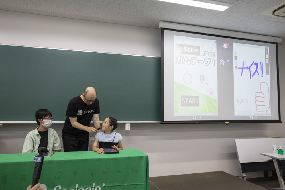 ソユーズ選手のゲームをインタビューする中村さん