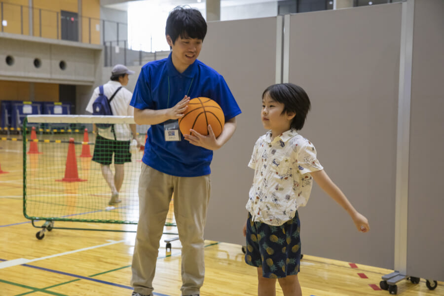 スタッフからアドバイスを受ける男の子