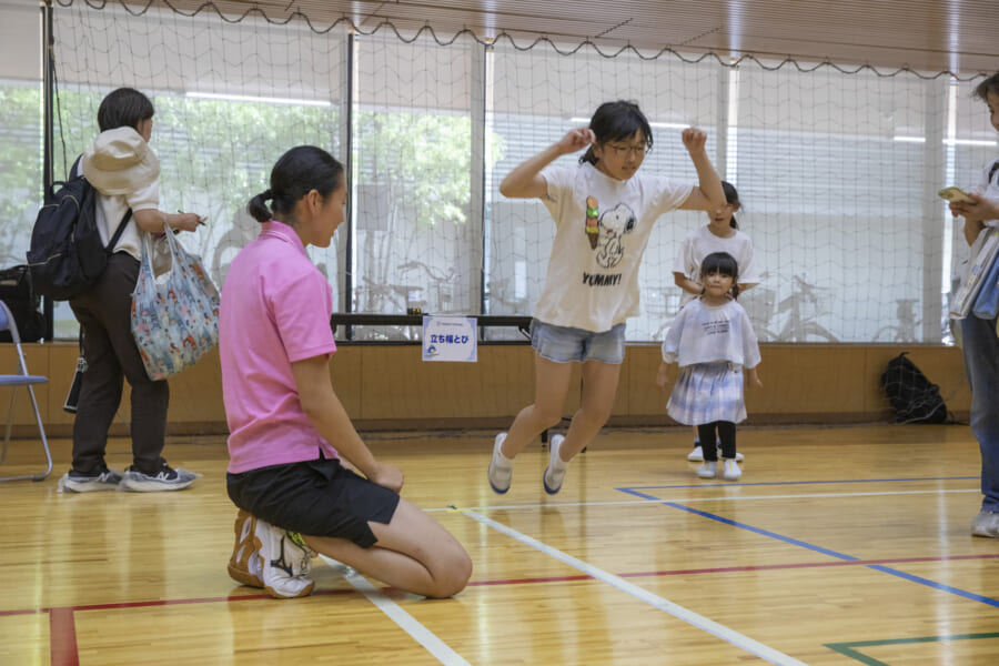 立ち幅跳びに挑戦する子ども