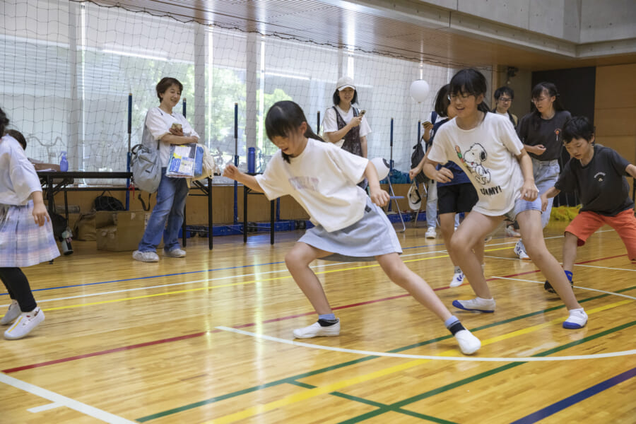 反復横跳びをしている子どもたち