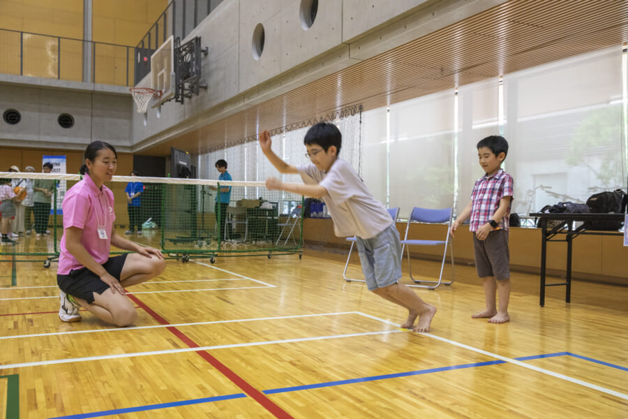 立ち幅跳びをする男の子