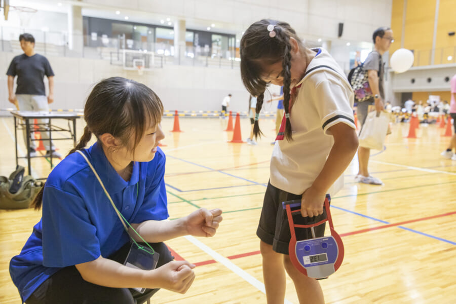 握力を測っている女の子