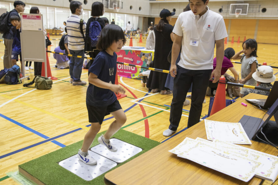 プレートの上で足踏みする子ども