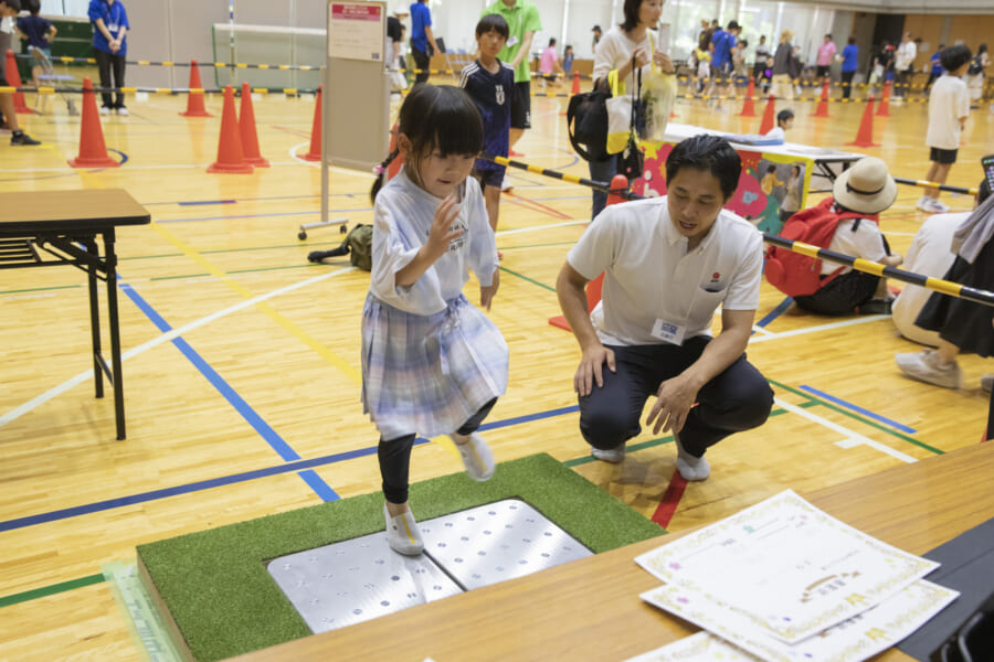 モモ上げをする女の子の様子