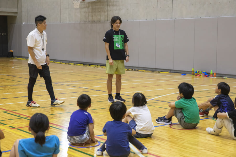 ゲストの元陸上競技日本代表の小林雄一さんが子どもたちに講義する様子