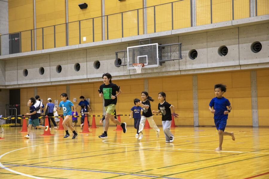 先生と一緒にジョギングする子どもたち