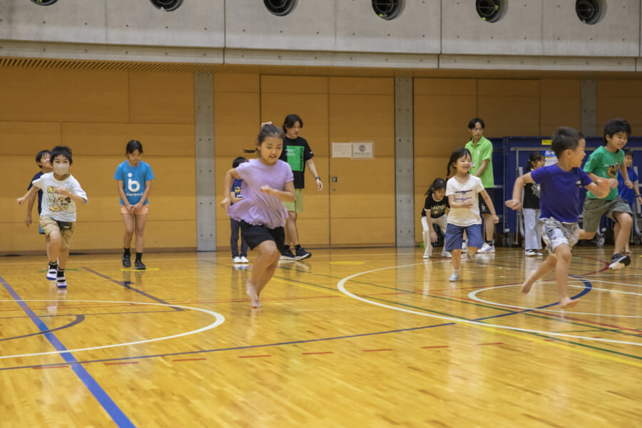 トラックを走り抜ける子ども