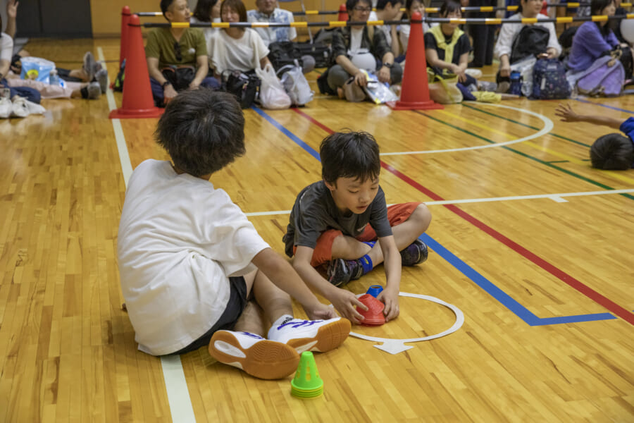 取ったコーンを数える男の子2人