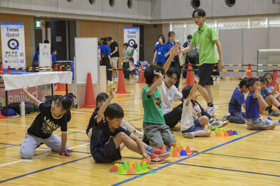 コーンを取った数に合わせて手を上げる子どもたち