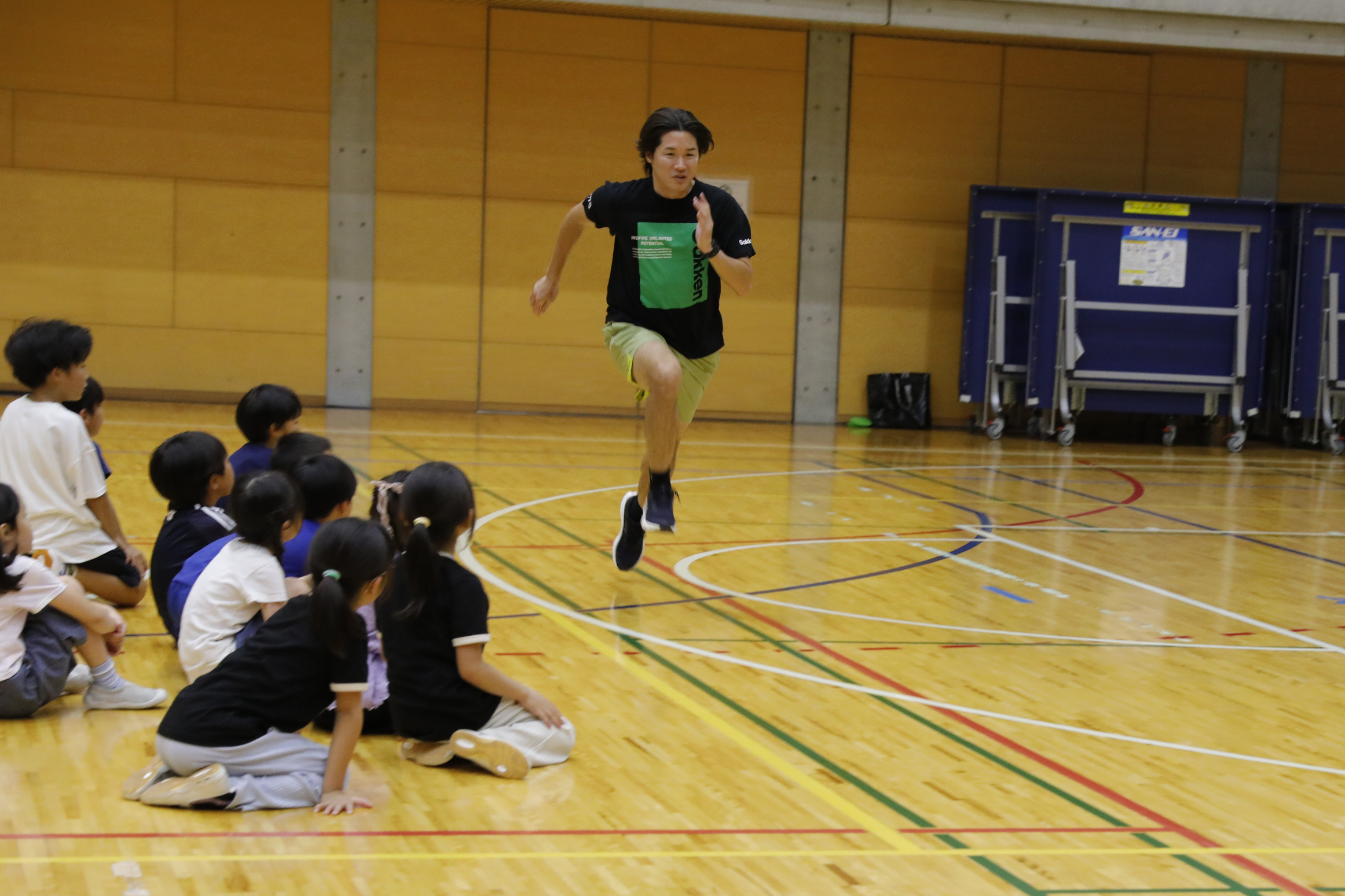 走りのお手本を見せる小林先生