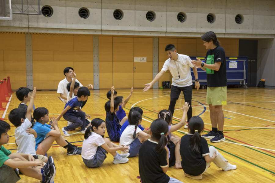 速く走るためのコツについて考える子どもたち