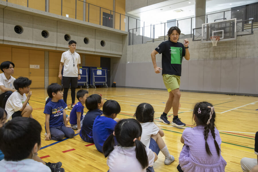 腕の振り方を実践して教える小林先生
