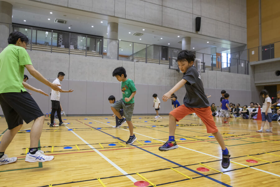 大股でステップの練習をする男の子