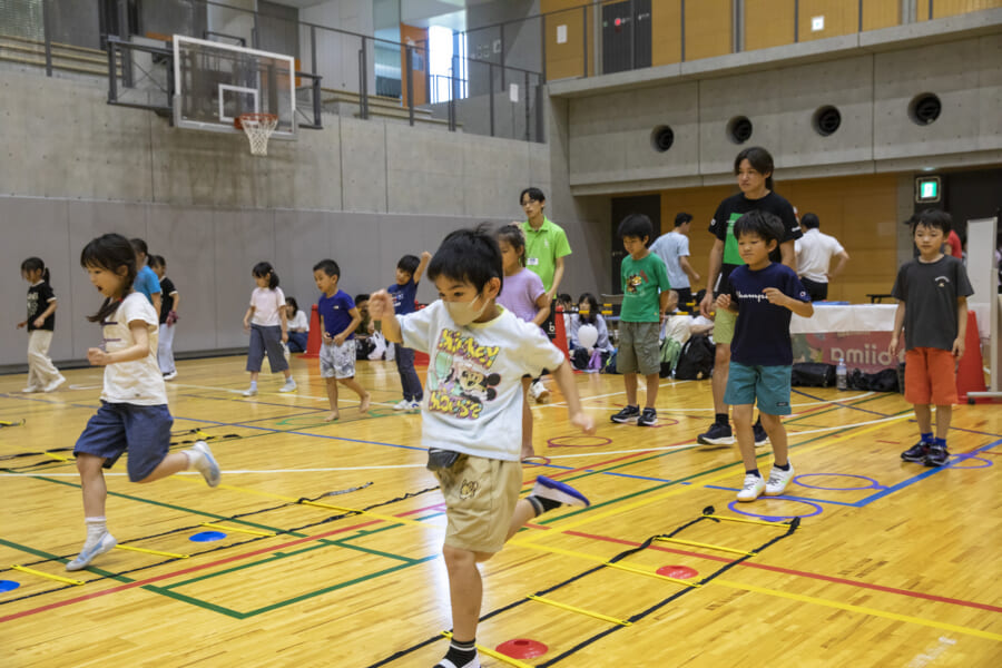 腕振りとモモ上げを意識して走る子どもたち
