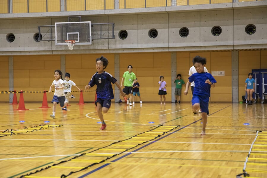 大股で走る練習をするおとこのこt