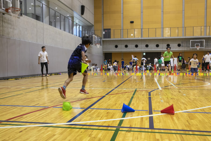 コーンを取って折り返し走る子ども