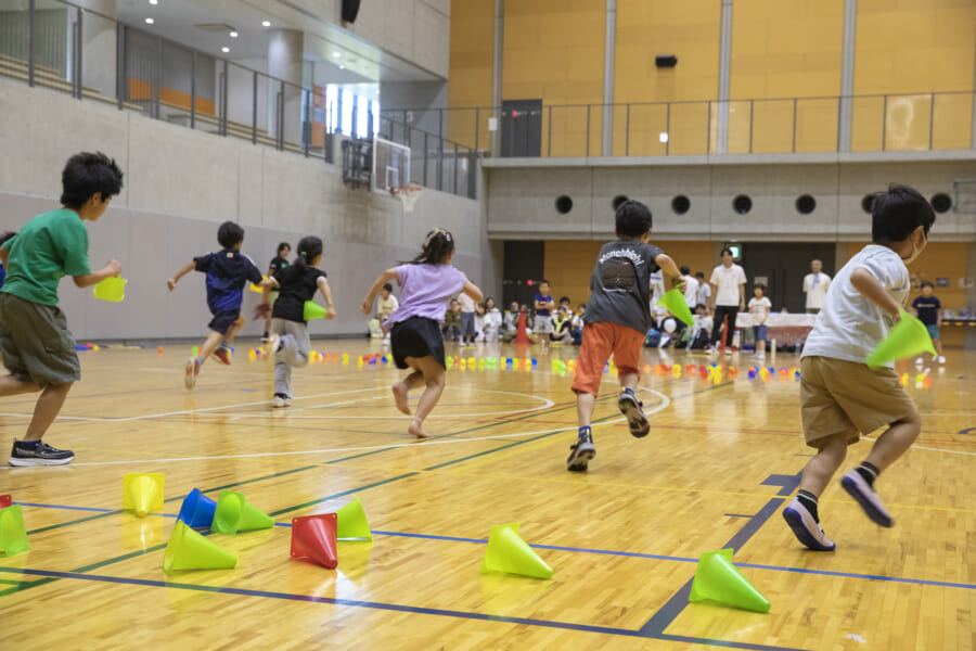 走る子どもたち