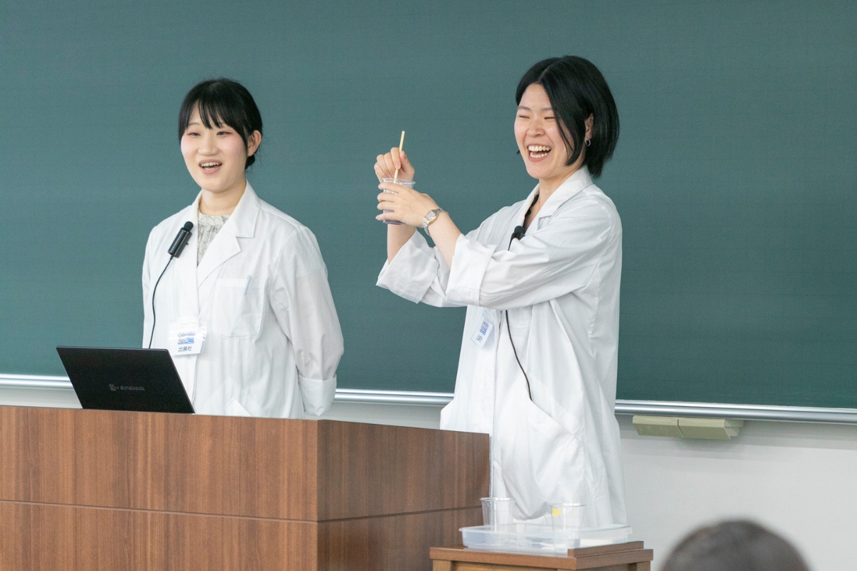 教壇に立つ講師の女性二人